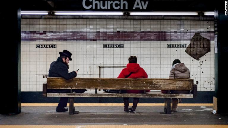 ブルックリン区のチャーチアベニュー駅でＧ系統の列車を待つ客ら/Rita Nannini