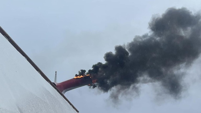 乗客が撮影した黒煙が立ち上る様子＝２３日、バハマ近郊/Heath Barnes