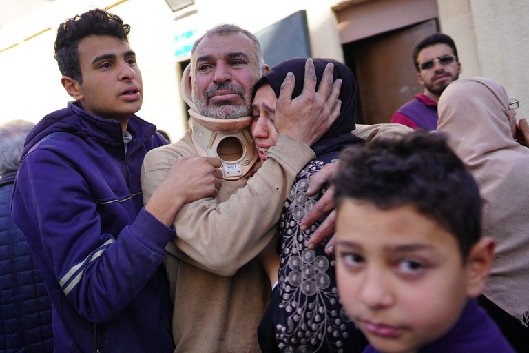 親戚の死を悼むパレスチナの家族/AFP/Getty Images