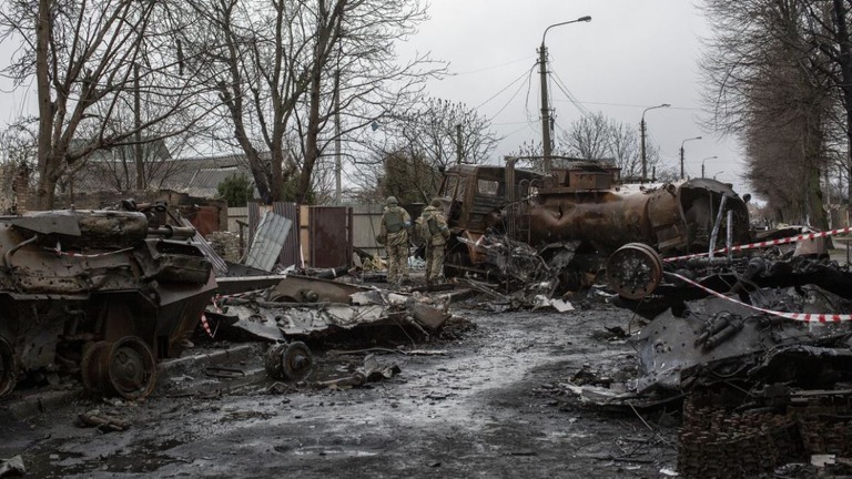 破壊されたロシア軍の車両を調べるウクライナ軍兵士＝２０２２年４月、ウクライナ・ブチャ/Narciso Contreras/Anadolu Agency via Getty Images